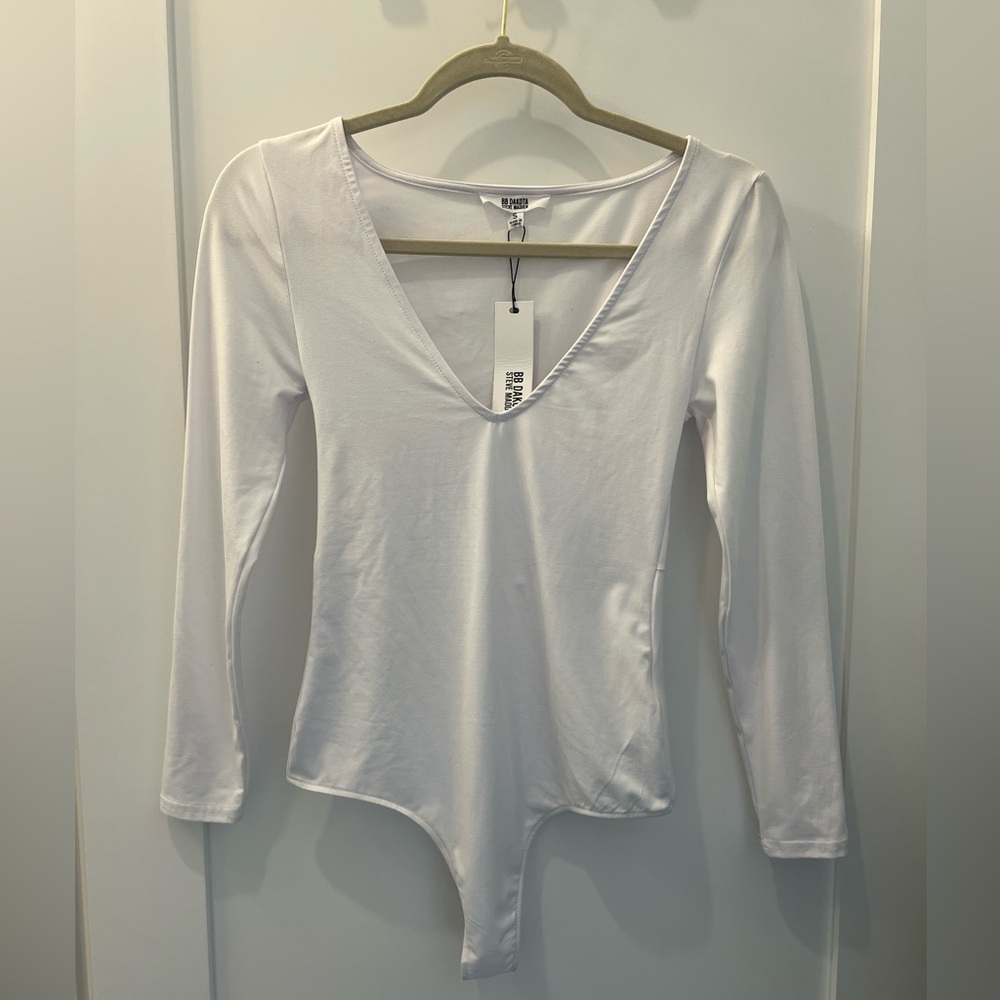 NWT Women’s v-neck White Long Sleeve Bodysuit